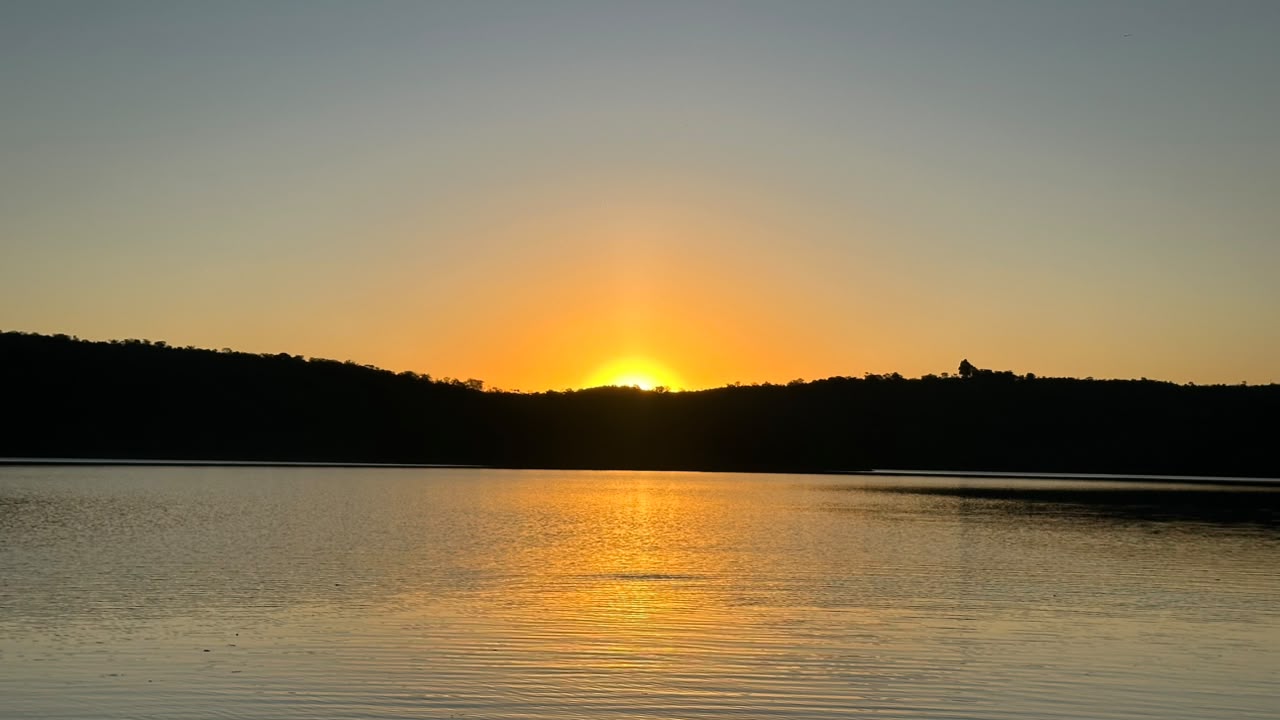 Pôr do sol dourado sobre o lago